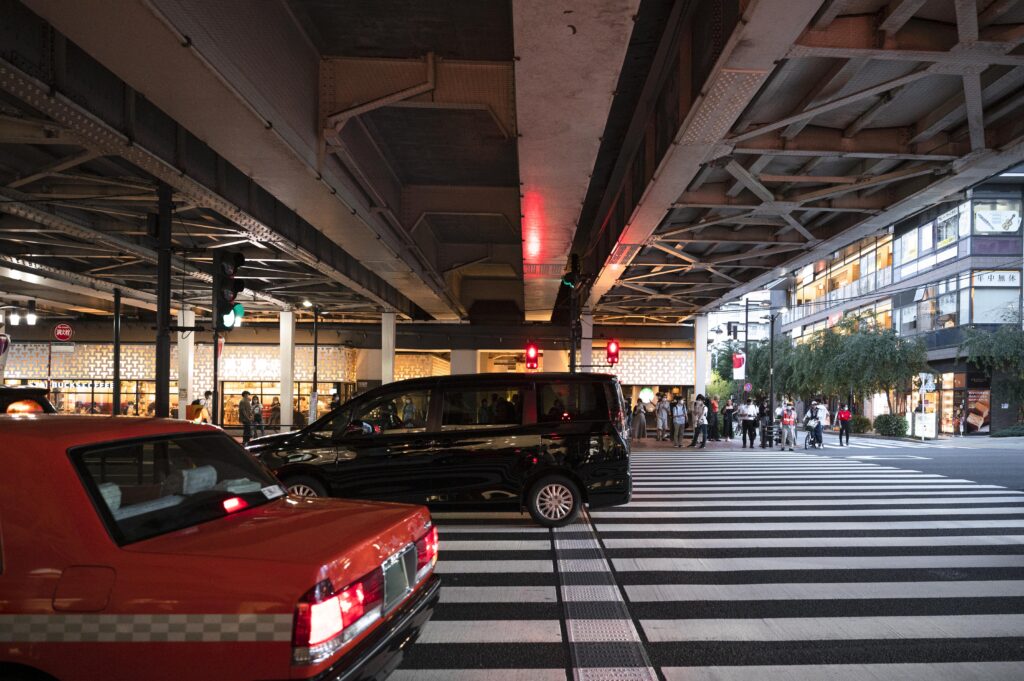 Do El Paso airport shuttles run 24/7?